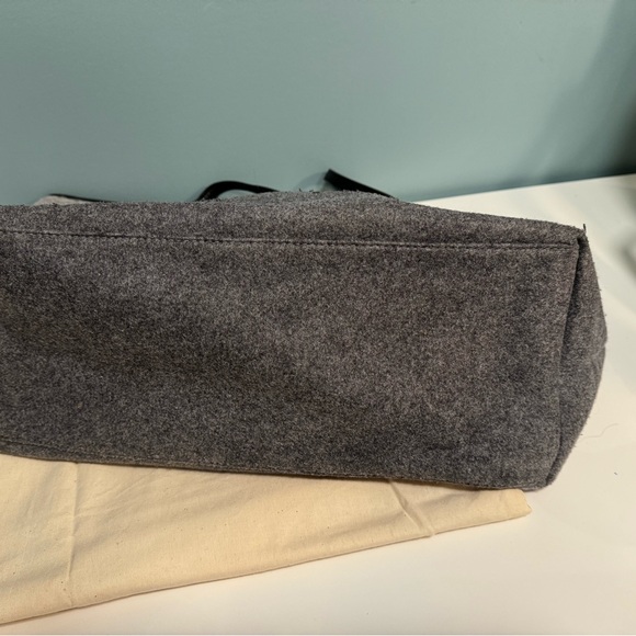 Like new:  Tory Burch Ashley Shopper Tote - Picture 3 of 6